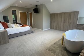 Pendle View Sleeps 8 With Hot Tub