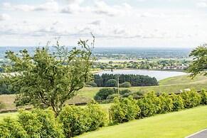 Pendle View Sleeps 8 With Hot Tub