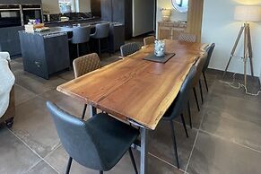 Pendle View Sleeps 8 With Hot Tub