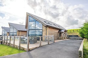 Pendle View Sleeps 8 With Hot Tub