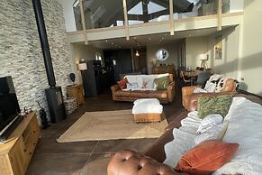 Pendle View Sleeps 8 With Hot Tub