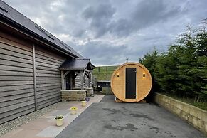 Pendle View Sleeps 8 With Hot Tub