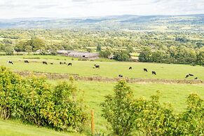 Pendle View Sleeps 8 With Hot Tub