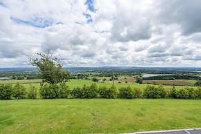Pendle View Sleeps 8 With Hot Tub