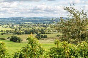 Pendle View Sleeps 8 With Hot Tub