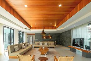 Atsuka Hill View 8BR Vila with Private Heated Pool