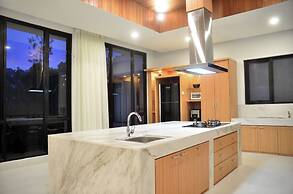 Atsuka Hill View 8BR Vila with Private Heated Pool