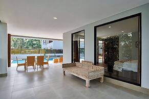 Atsuka Hill View 8BR Vila with Private Heated Pool