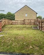 2 Bed House - Sleeps 4 - Parking - Wifi