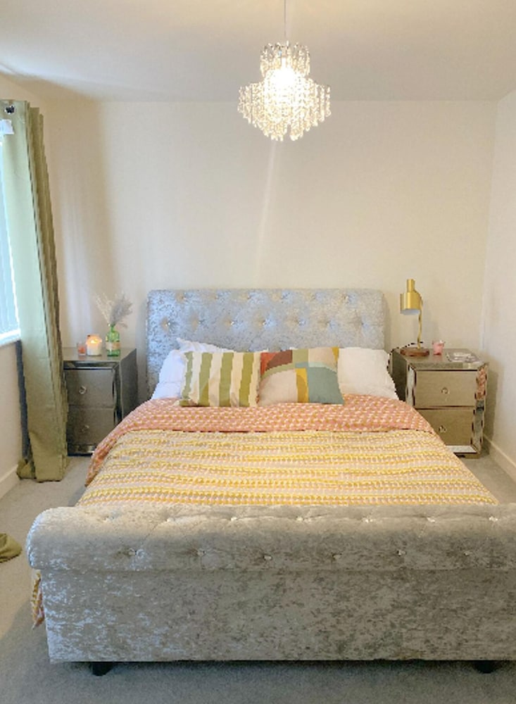 2 Bed House - Sleeps 4 - Parking - Wifi