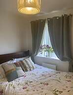 2 Bed House - Sleeps 4 - Parking - Wifi