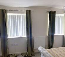 2 Bed House - Sleeps 4 - Parking - Wifi