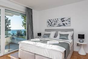 Sunset apartment with private pool and jacuzzi
