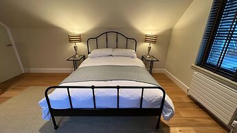NEW 1BD Contemporary Home Upper Dunblane