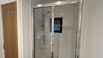 NEW 1BD Contemporary Home Upper Dunblane