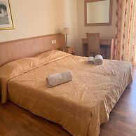 Saronis Hotel