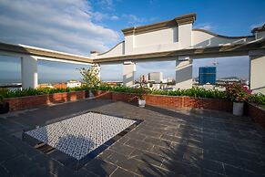 Me Q Beach Hotel & Apartment
