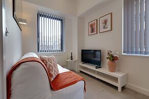Apartment Sleeps 2 With Free Parking