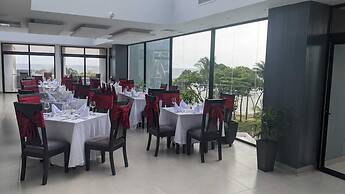 Skylight Suites Restaurant Bar