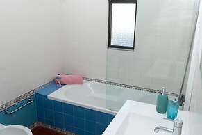 Stunning Olhos do Mar Apt, Albufeira