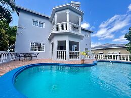 5 Bed Villa Sleeps 14 - Private Pool