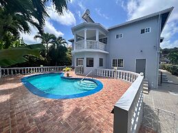5 Bed Villa Sleeps 14 - Private Pool