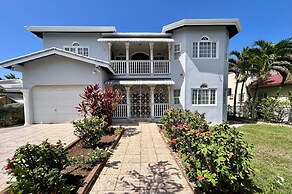 5 Bed Villa Sleeps 14 - Private Pool