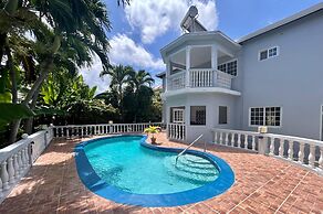 5 Bed Villa Sleeps 14 - Private Pool
