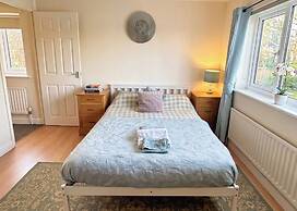 2 Bed House - Sleeps 4 - Parking - Pets - Garden
