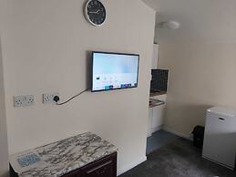 2-beds Studio Located in Parkgate Rotherham