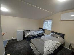 2-beds Studio Located in Parkgate Rotherham