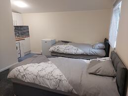 2-beds Studio Located in Parkgate Rotherham
