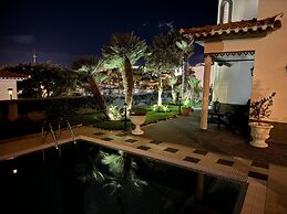 Funchal Apt- Sleeps 2 - Pool & Garden - Madeira