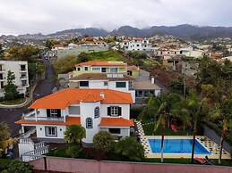 Funchal Apt- Sleeps 2 - Pool & Garden - Madeira
