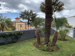 Funchal Apt- Sleeps 2 - Pool & Garden - Madeira