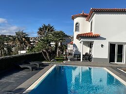 Funchal Apt- Sleeps 2 - Pool & Garden - Madeira