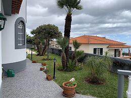Funchal Apt- Sleeps 2 - Pool & Garden - Madeira