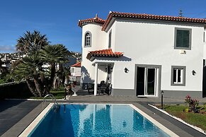 Funchal Apt- Sleeps 2 - Pool & Garden - Madeira