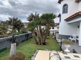 Funchal Apt- Sleeps 2 - Pool & Garden - Madeira
