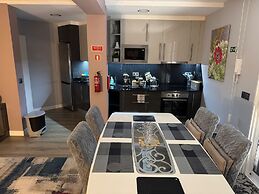 Funchal Apt- Sleeps 2 - Pool & Garden - Madeira