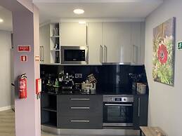 Funchal Apt- Sleeps 2 - Pool & Garden - Madeira
