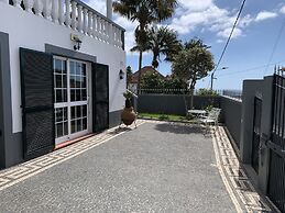 Funchal Apt- Sleeps 2 - Pool & Garden - Madeira