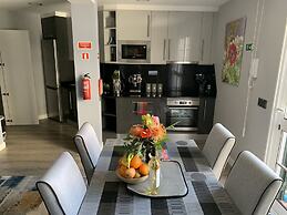 Funchal Apt- Sleeps 2 - Pool & Garden - Madeira