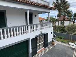 Funchal Apt- Sleeps 2 - Pool & Garden - Madeira