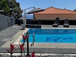 Funchal Apt- Sleeps 2 - Pool & Garden - Madeira