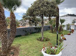 Funchal Apt- Sleeps 2 - Pool & Garden - Madeira