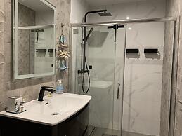 Funchal Apt- Sleeps 2 - Pool & Garden - Madeira