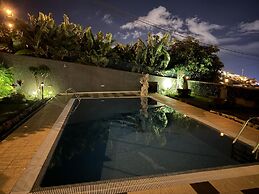 Funchal Apt- Sleeps 2 - Pool & Garden - Madeira