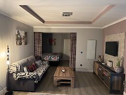 Funchal Apt- Sleeps 2 - Pool & Garden - Madeira