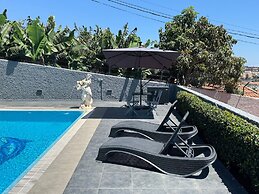 Funchal Apt- Sleeps 2 - Pool & Garden - Madeira
